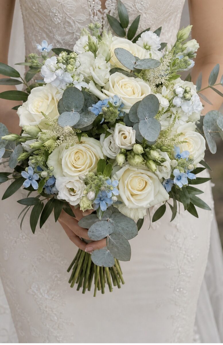 Ramo de novia con rosas blancas, eucalipto y detalles azules