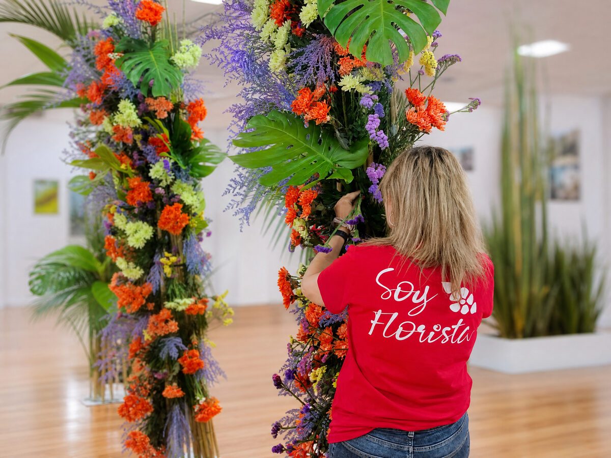 Florista de Finuki preparando un arco floral con flores tropicales