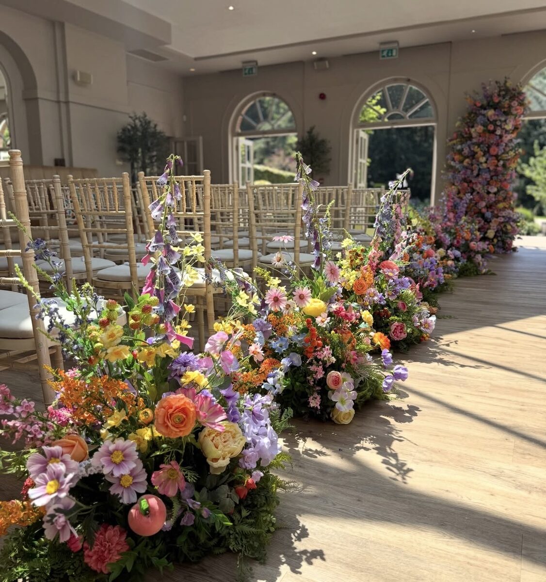 Decoración floral en pasillo de ceremonia con flores silvestres